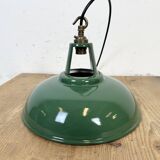 Lampe à suspension industrielle en émail vert, années 1960