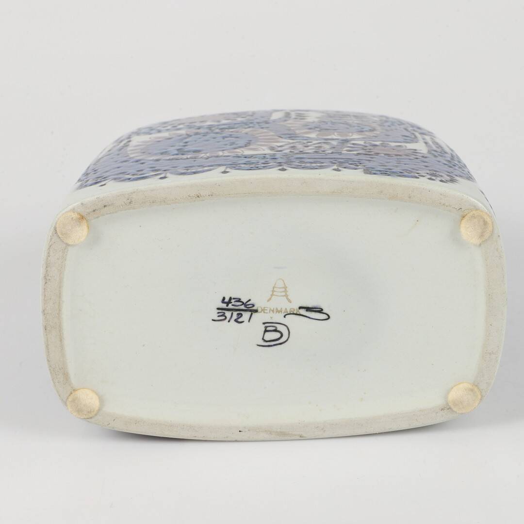 Vase en porcelaine danoise, Design de Berte Jessen, Royal Copenhagen 1969.