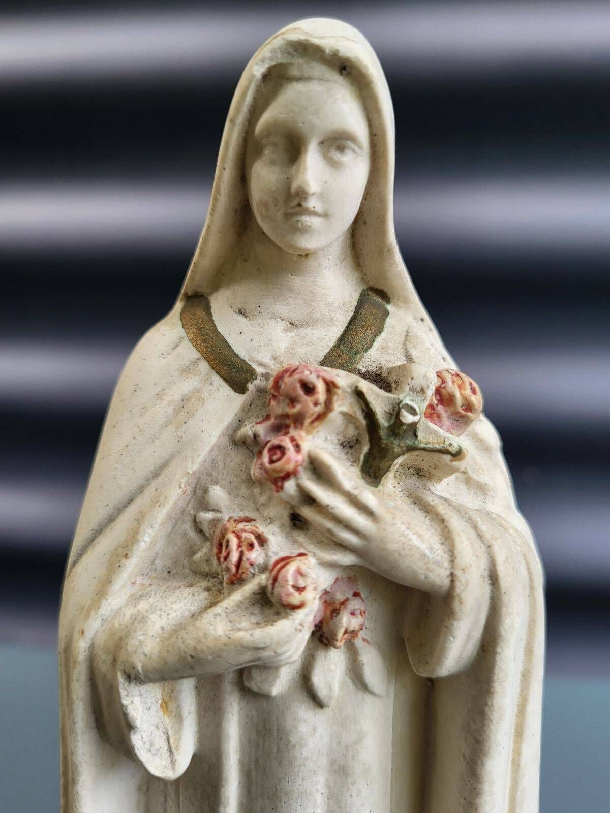 Statuette of Saint Thérèse of Lisieux | bouquet of roses and crucifix H 31 cm