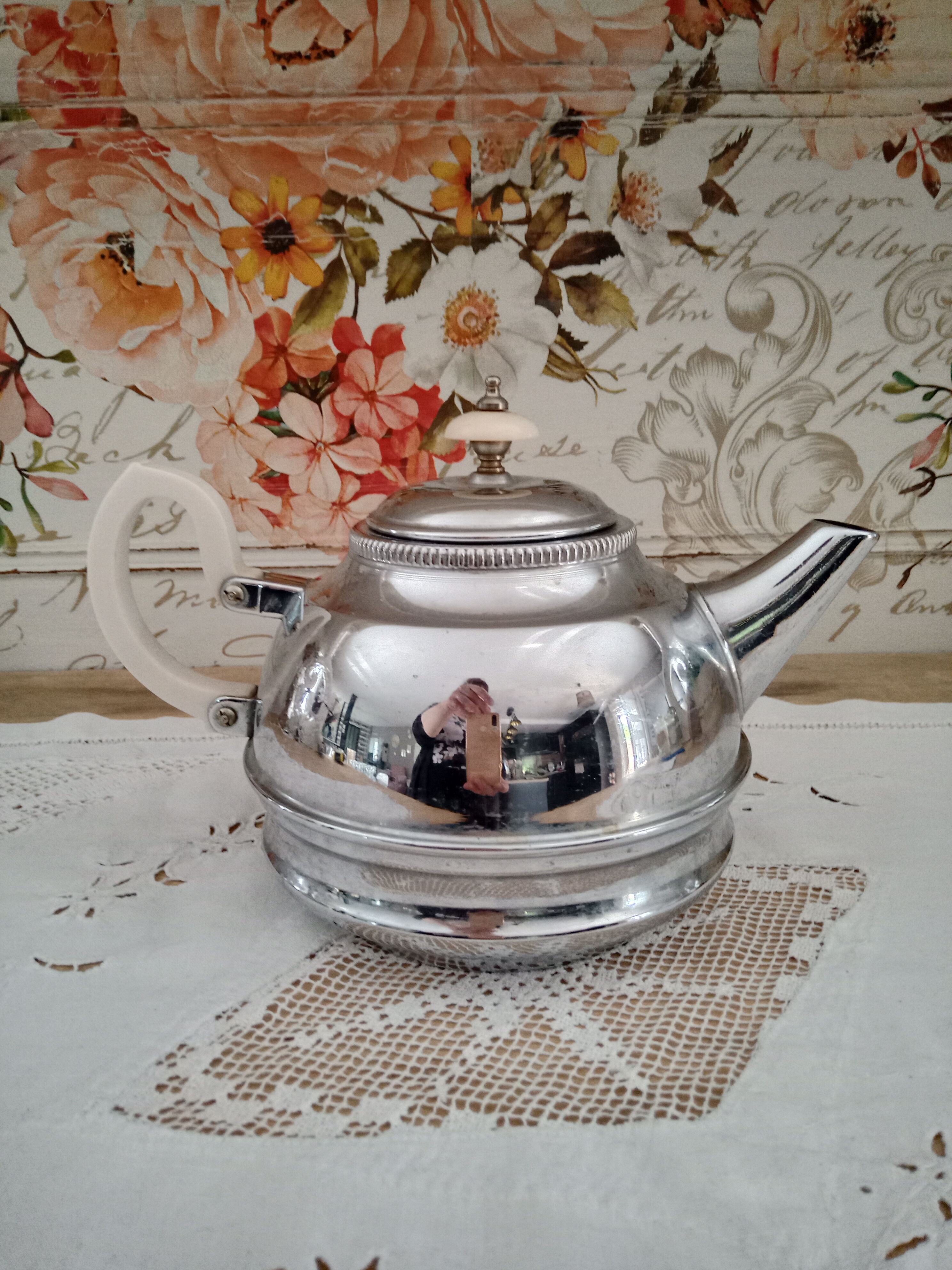 Vintage English teapot in chromed metal and bakelite "Denlagh Products"