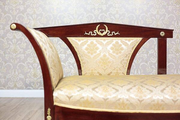 Méridienne antique en tissu jaune avec détails en laiton, années 1890.