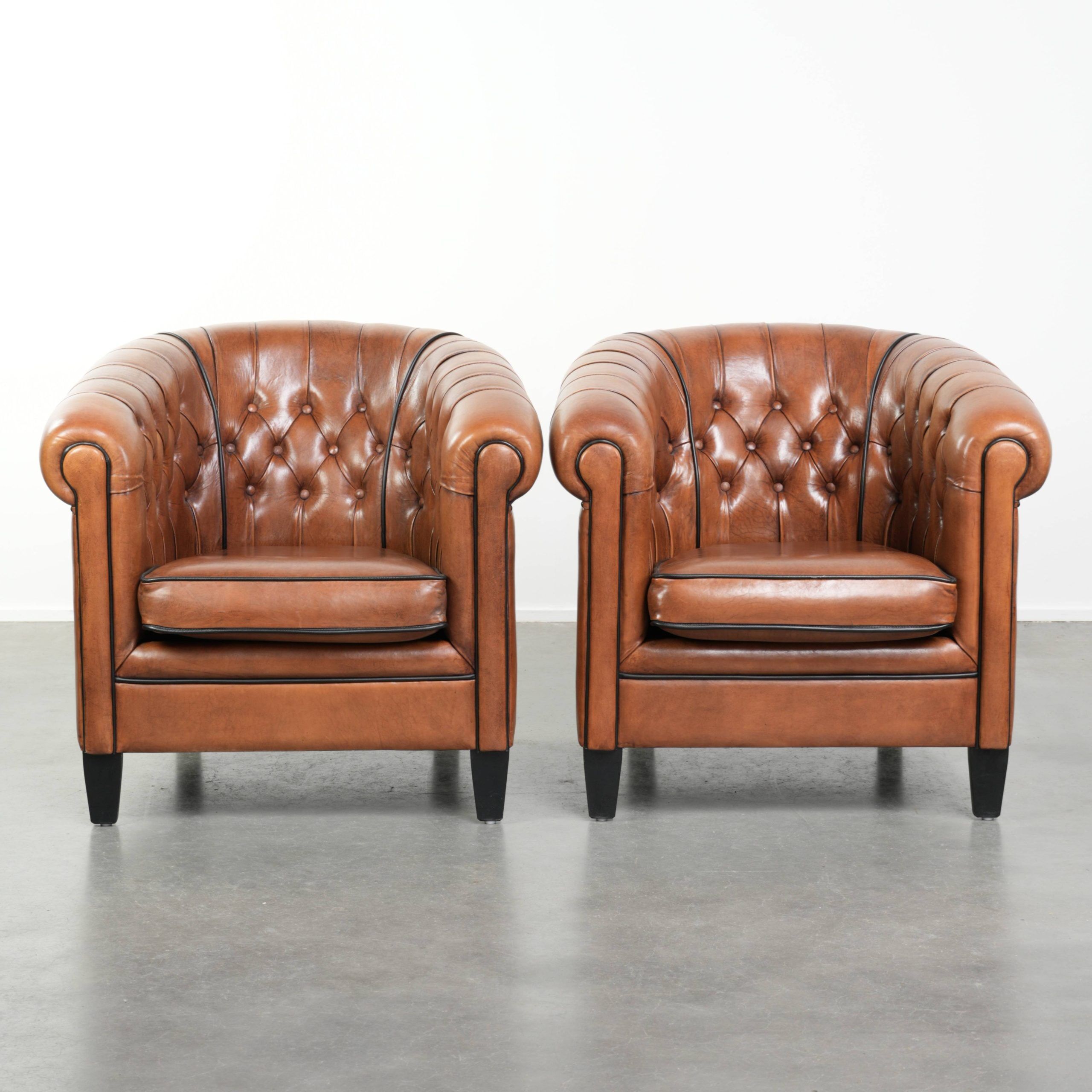 Fauteuils club Chesterfield en peau de mouton de style anglais.