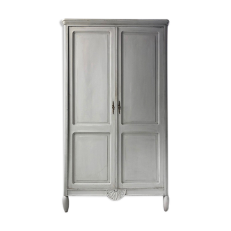 Armoire bonnetière patinée bleue claire