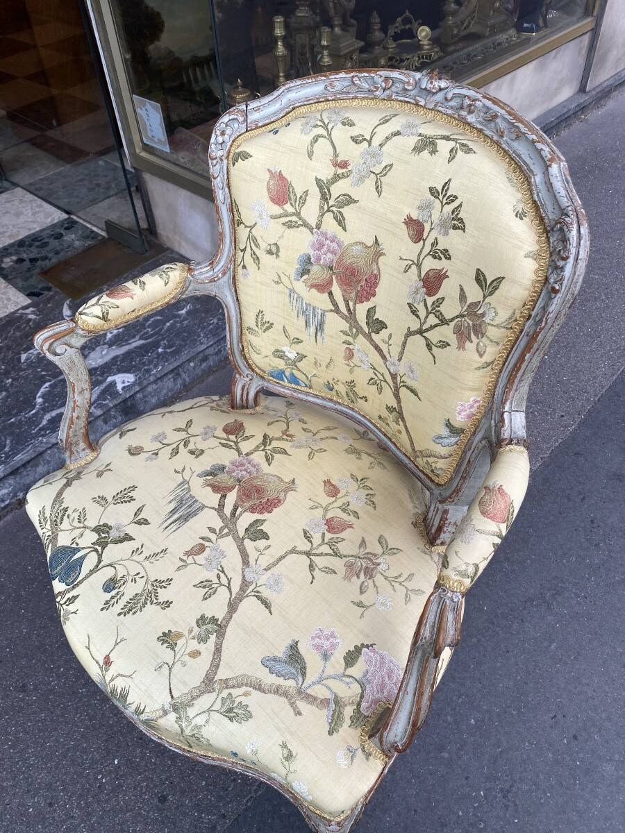 Paire de fauteuils en bois laqué de style Louis XV