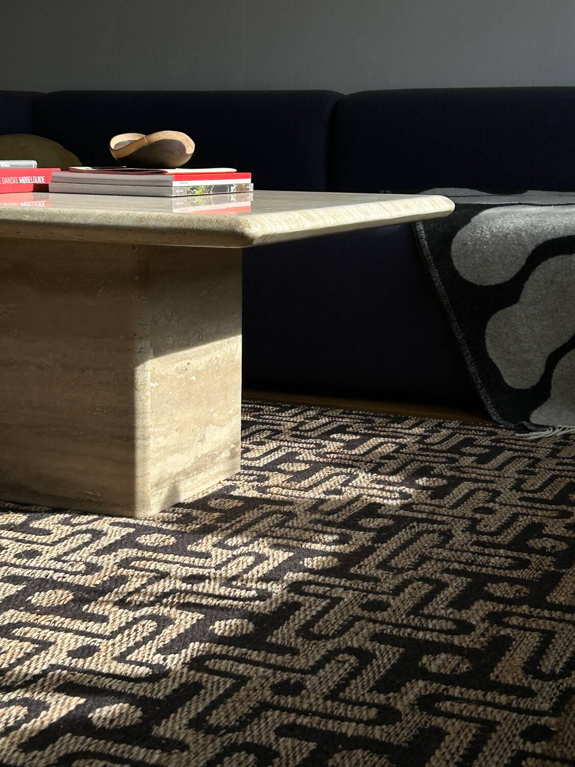 Table basse italienne en travertin du milieu du siècle