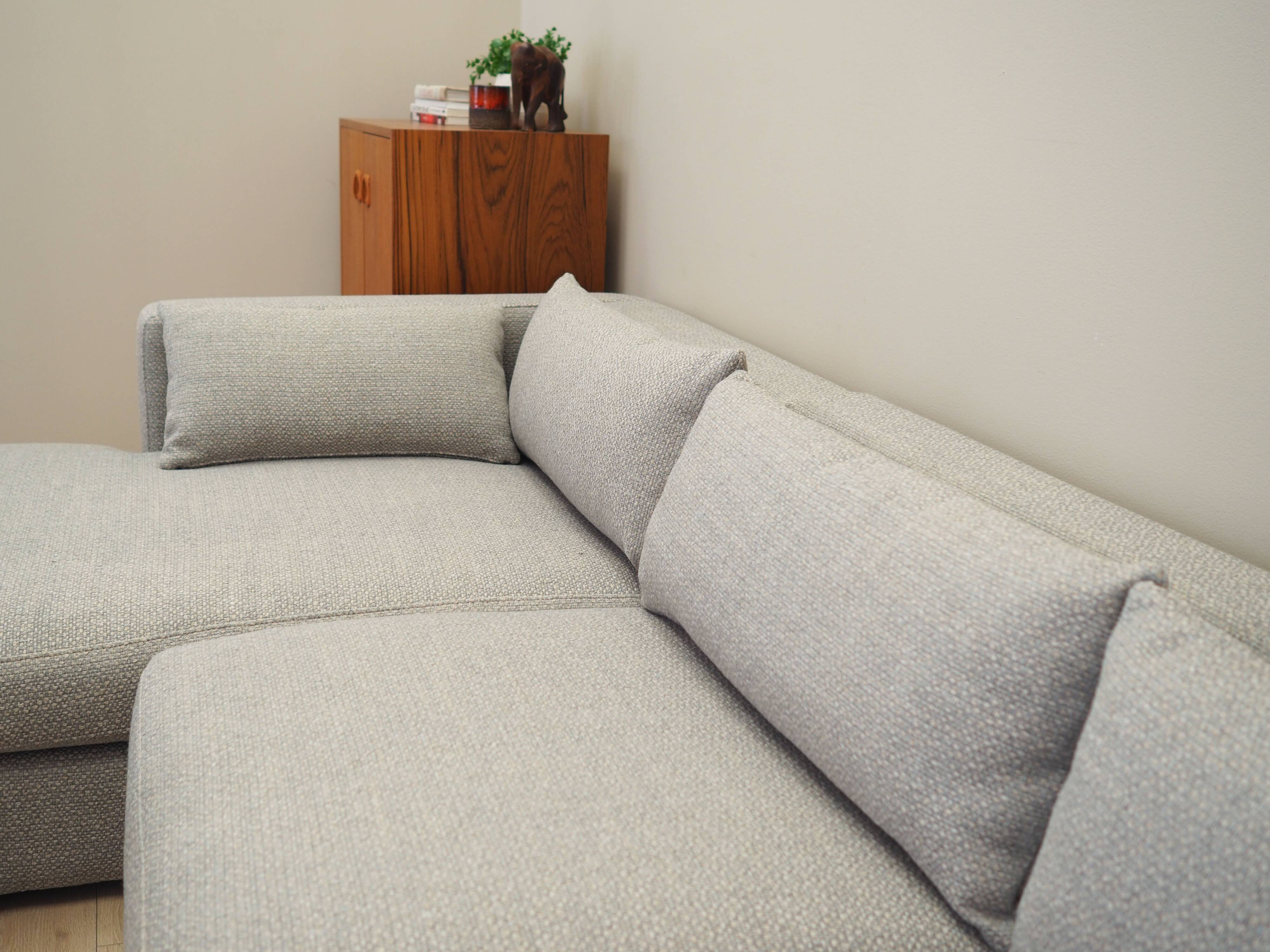 Canapé d'angle gris, design scandinave, années 2000