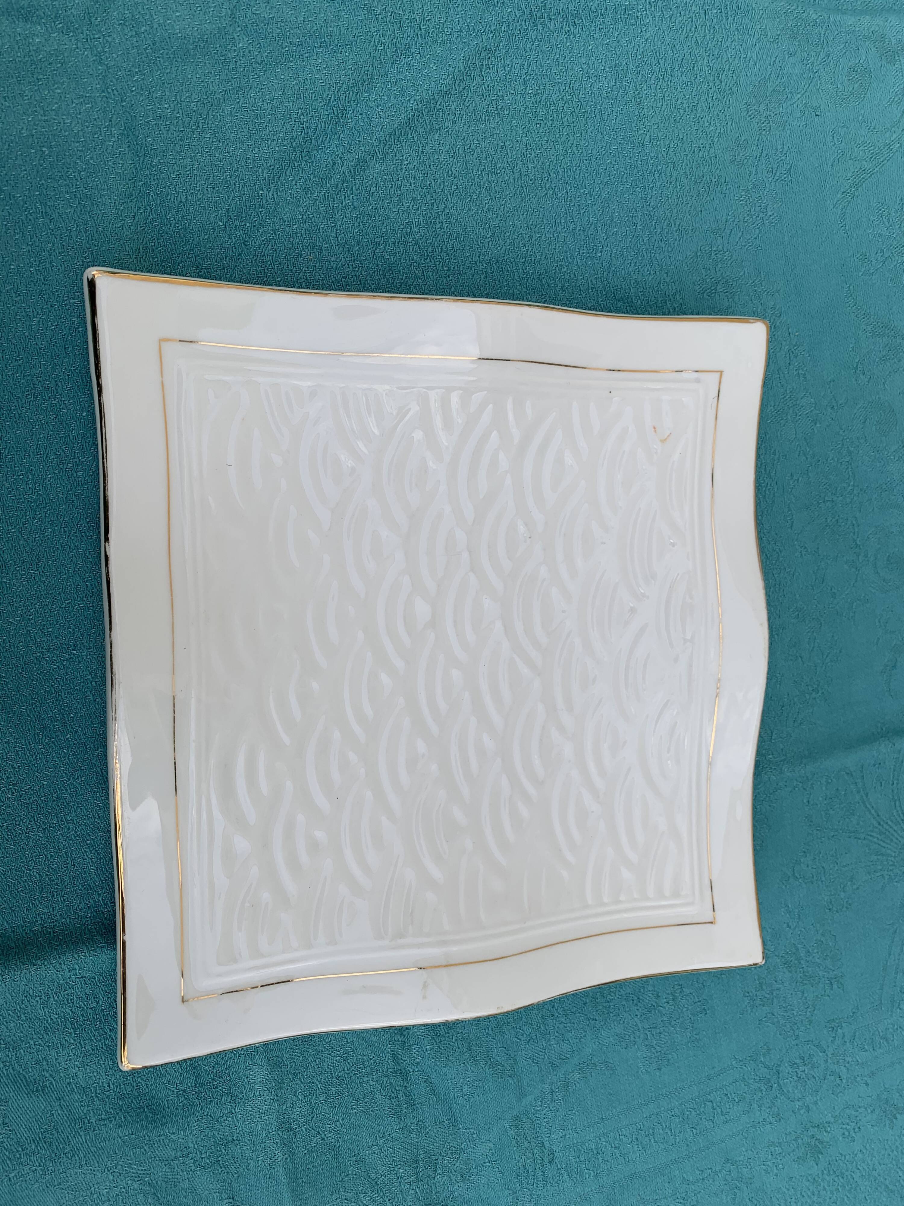 6 white glazed ceramic plates vague design and contemporary patterns