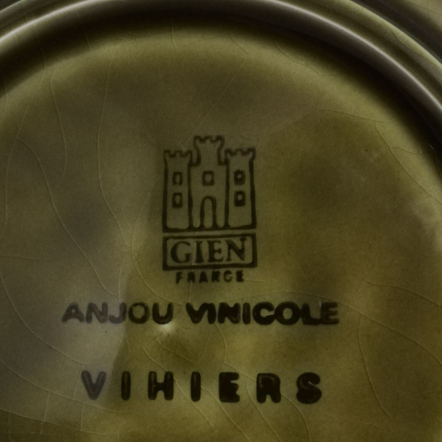 Plate in slip Gien decoration " castle of Gien "