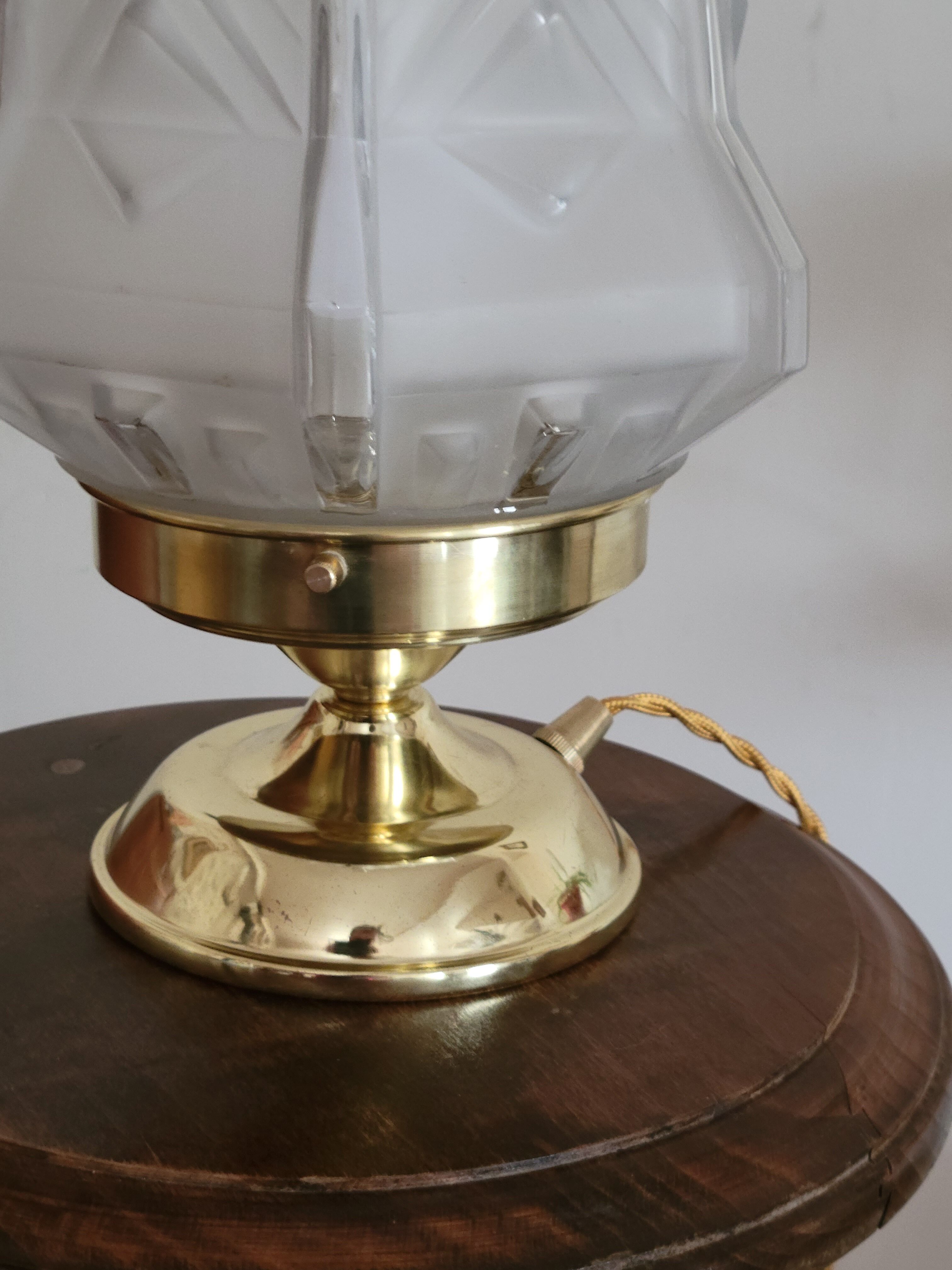 Lamp to pose with Art Deco globe