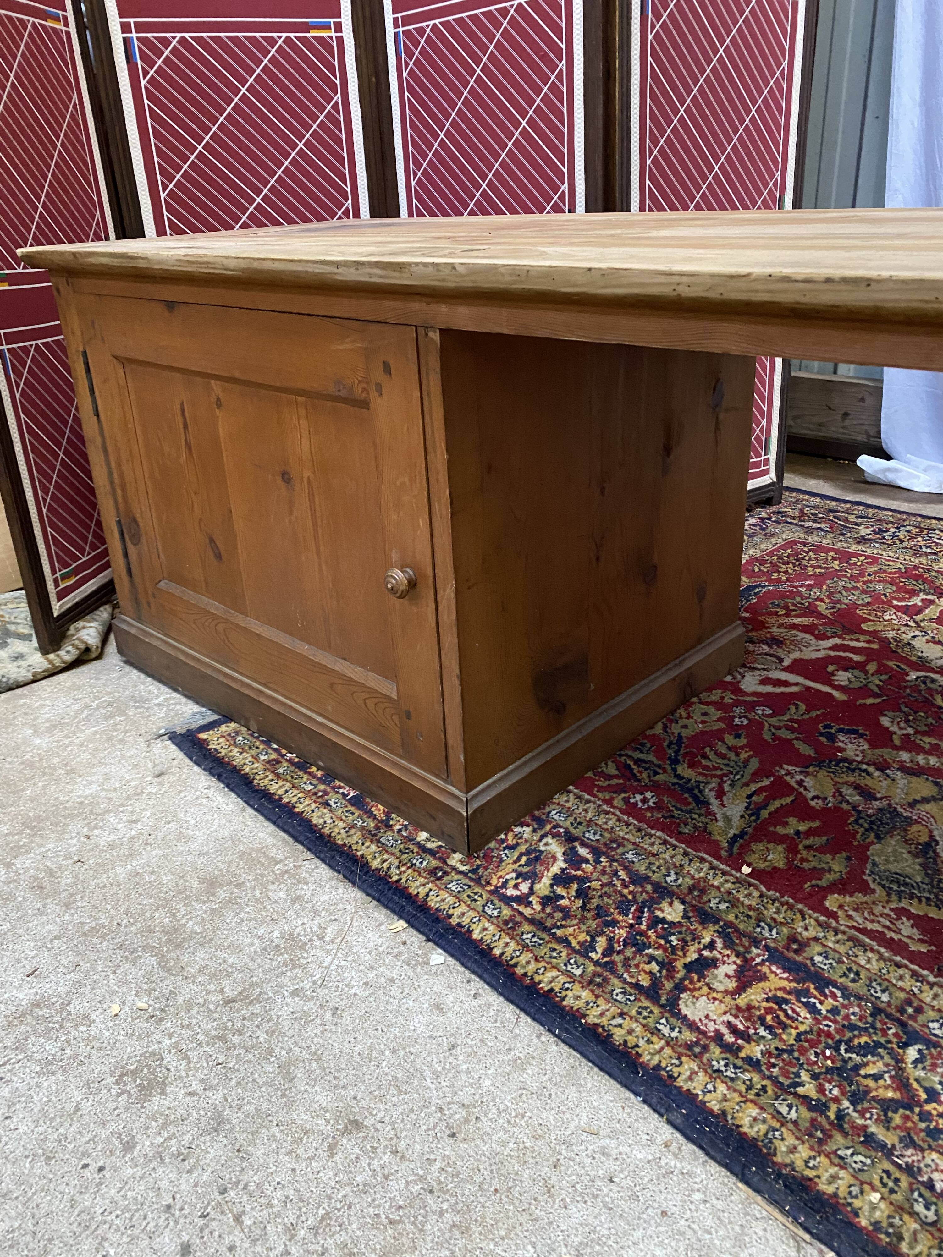 Entrance bench with storage