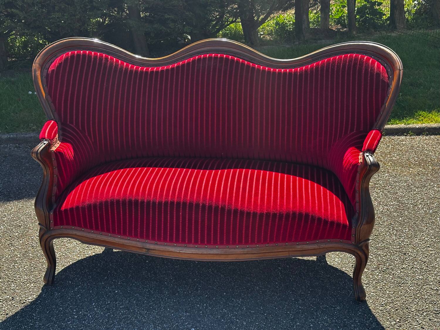 Louis XV style canapé in moulded wood – red velvet fabric – 19th century