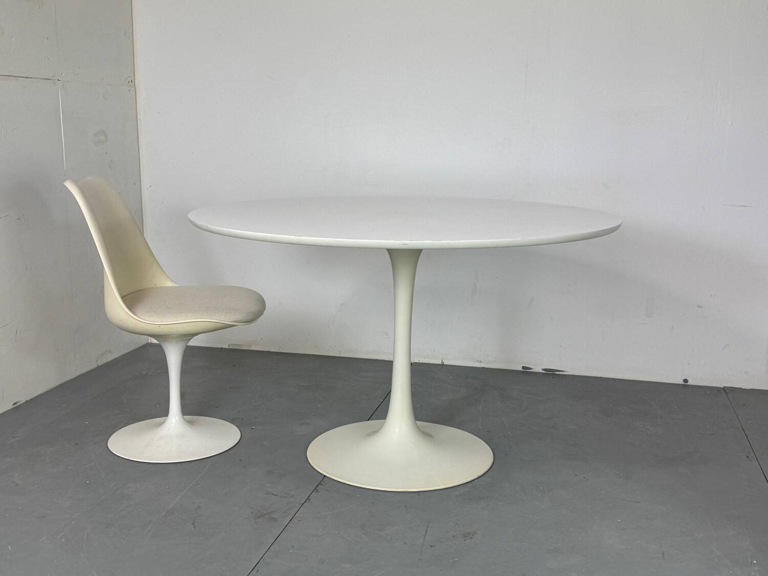 Table à manger tulipe blanche de style Space Age du milieu du siècle par Arkana, années 1960