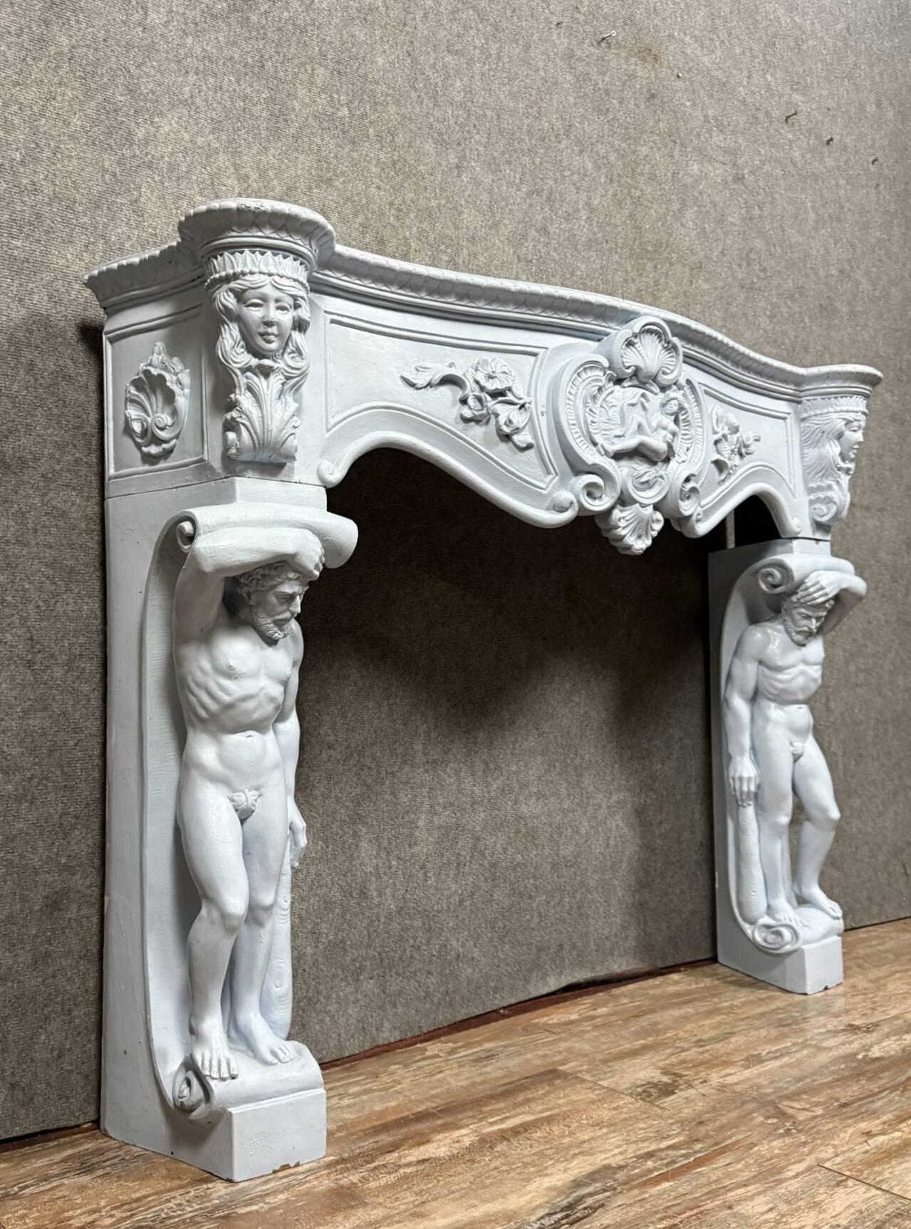 Del Torrione: Renaissance-style castle fireplace in painted plaster