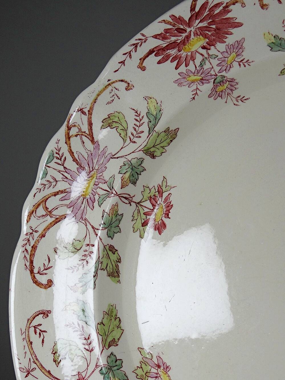 Plat de service ancien Longchamp Pâquerettes terre de fer polychrome XIXe