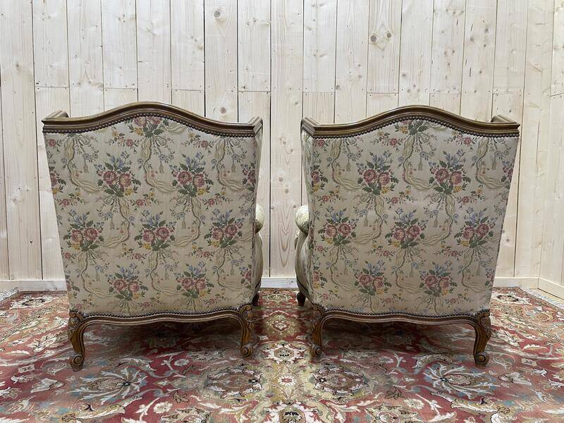 Paire de fauteuils bergères de style Louis XVa oreilles