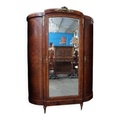 Armoire de style rococo. Racine de noyer, bronze, nacre.