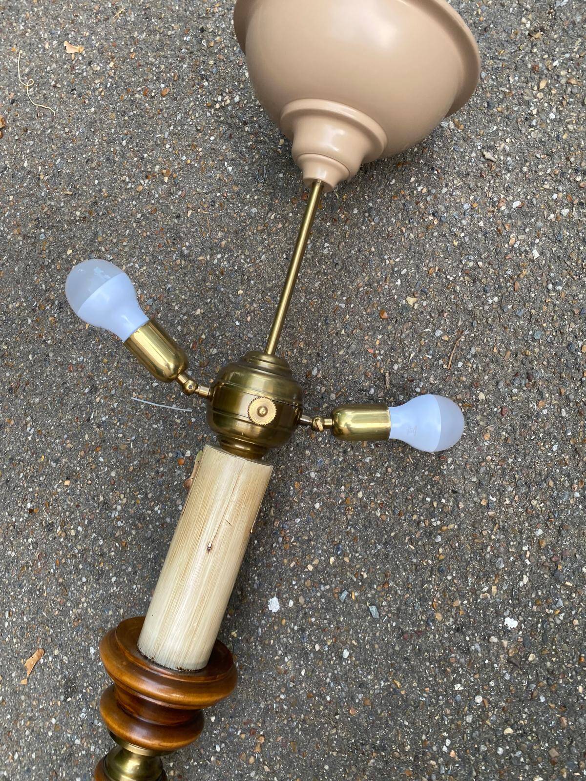Art Deco floor lamp in solid wood and gilded brass