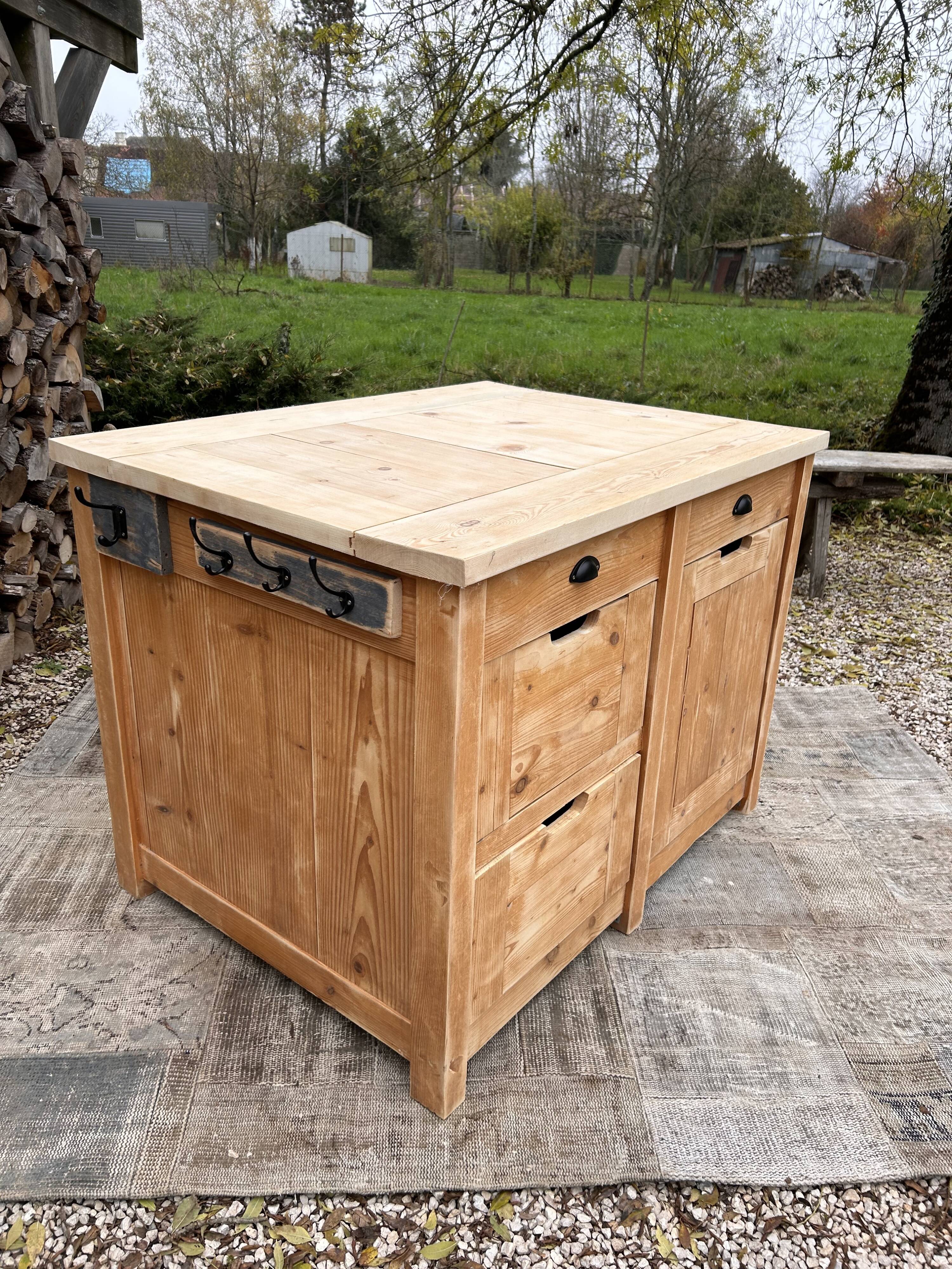 Central island / Saucepan storage unit
