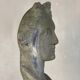 Buste féminin sculpté en pierre
