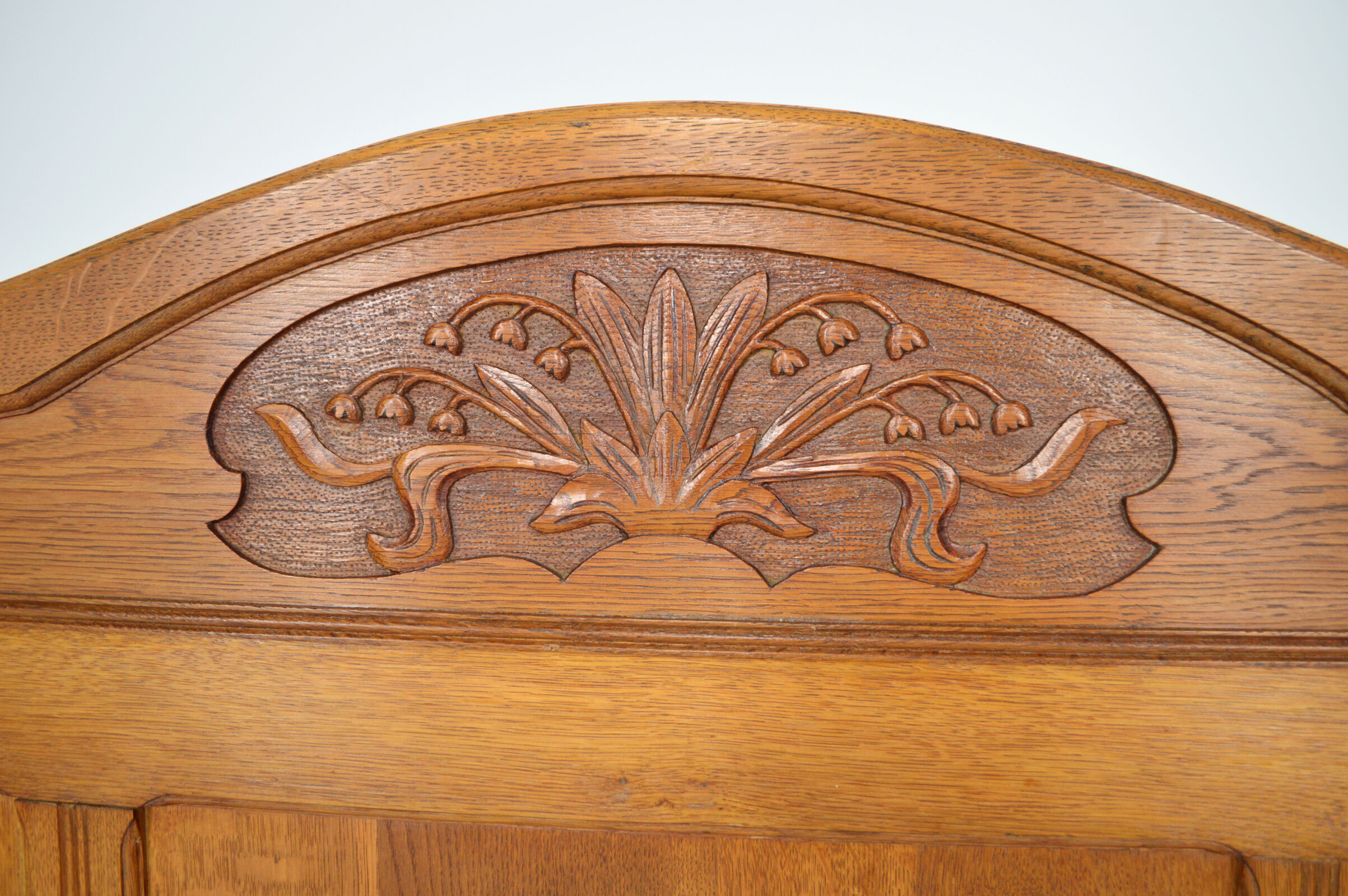 Art Nouveau twin beds in carved solid oak, France, circa 1910
