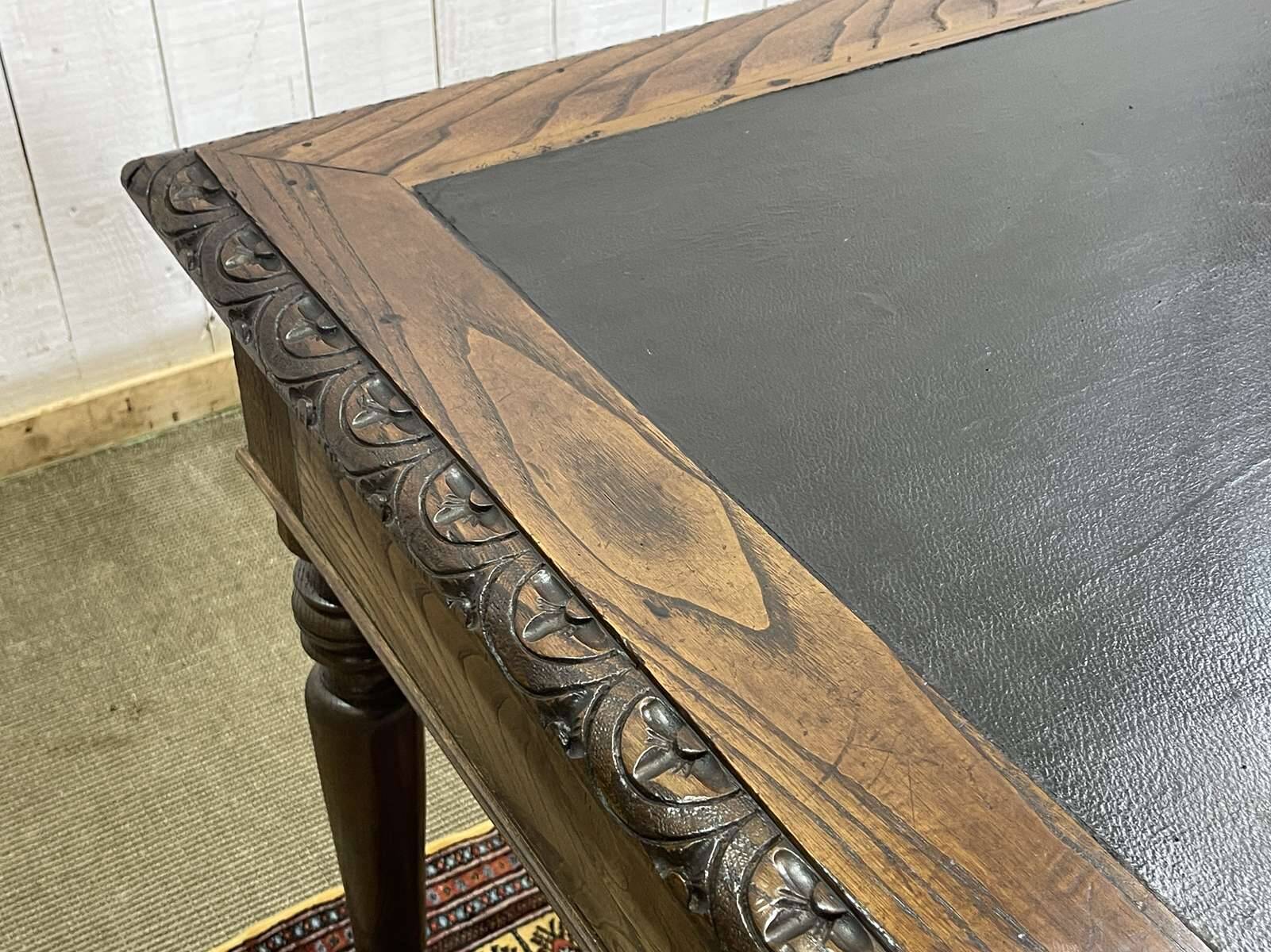 Breton desk in chestnut wood from the early 20th century.