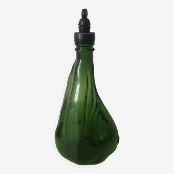 Bouteille forme atypique en verre vert et bouchon à vis en plastique noir. marque banyuls