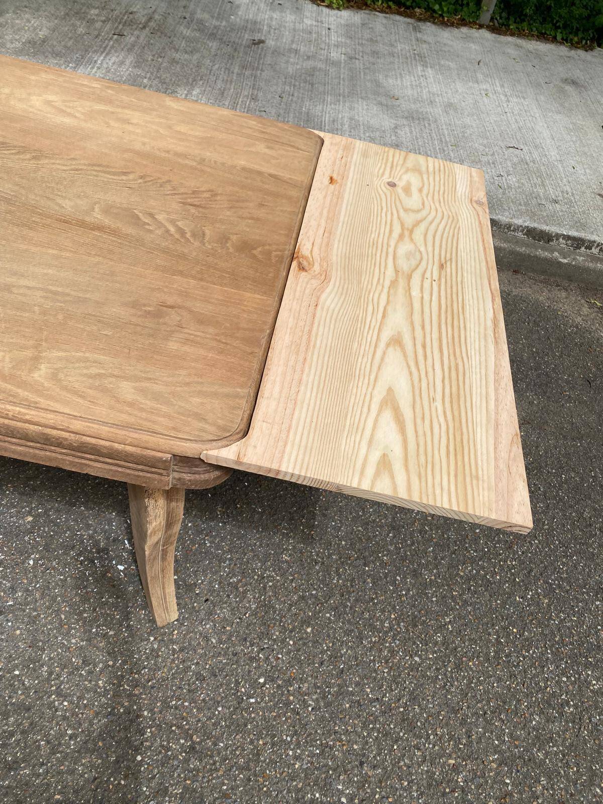 Renovated Art Deco extendable dining table in solid oak and pine from the 1960s.