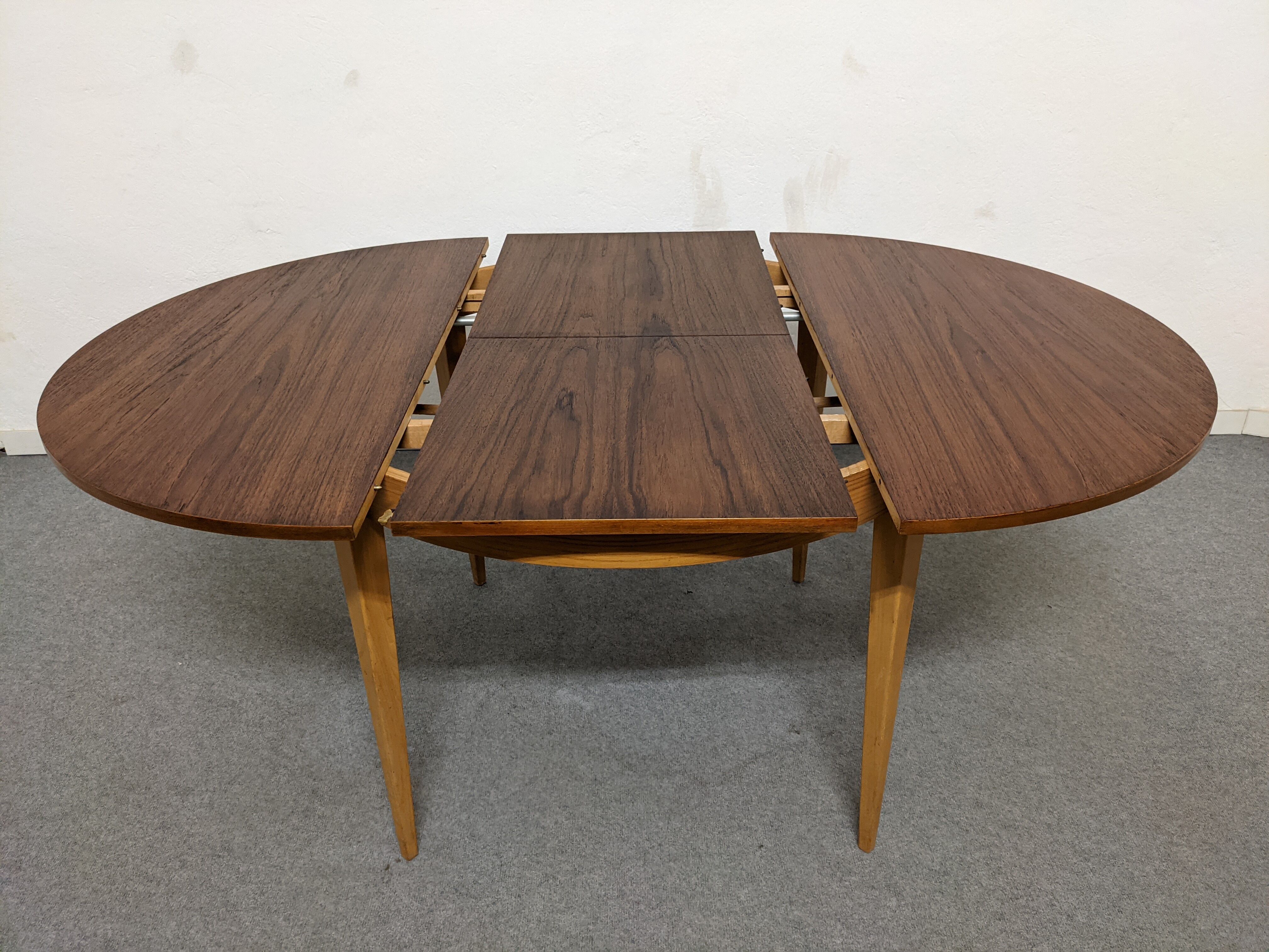 Vintage round table extended by the 50s/60s