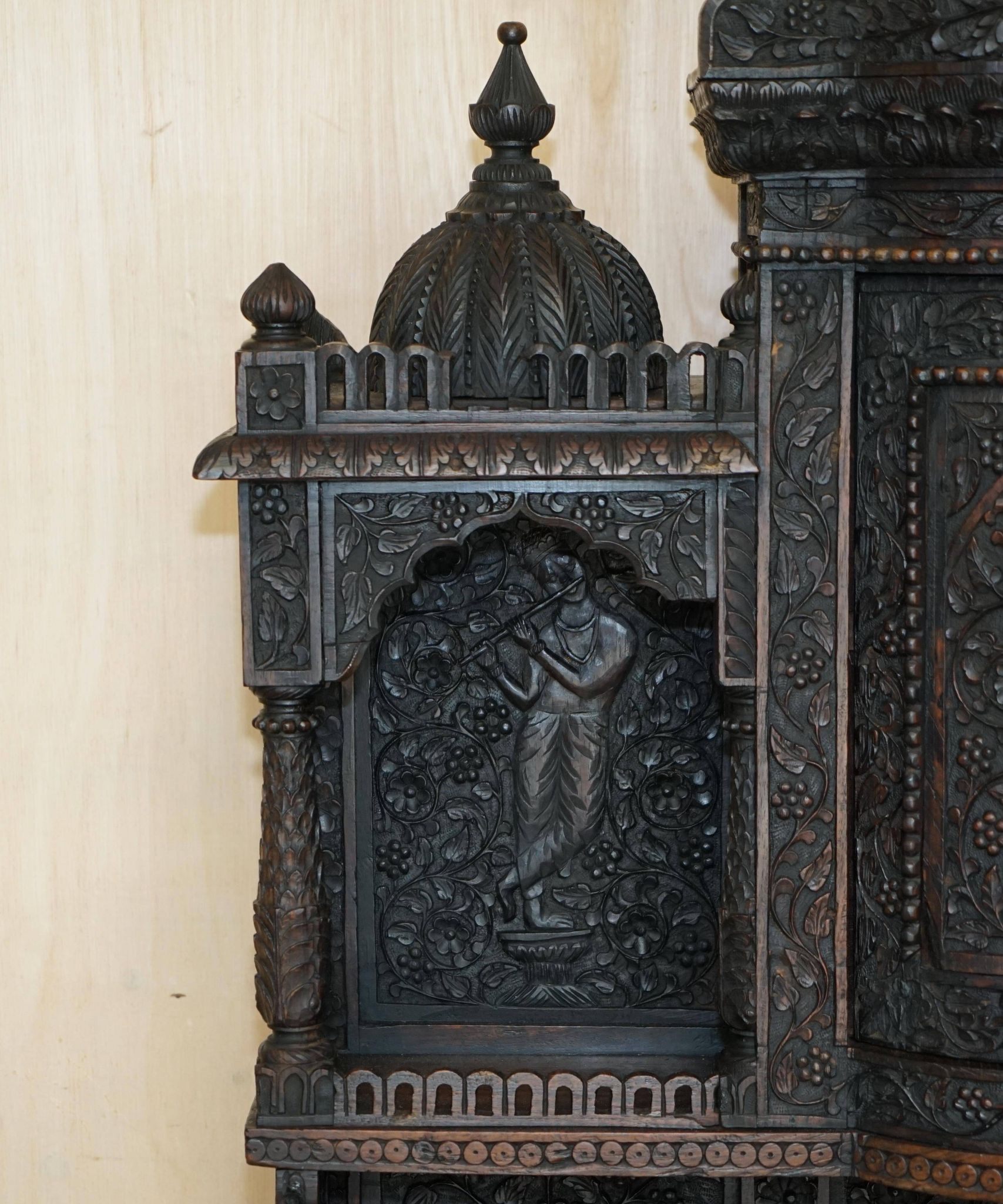 Buffet antique sculpté main style temple birman vers 1860