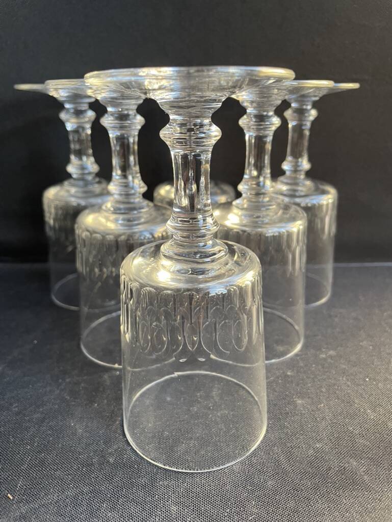 6 wine glasses – light cut crystal