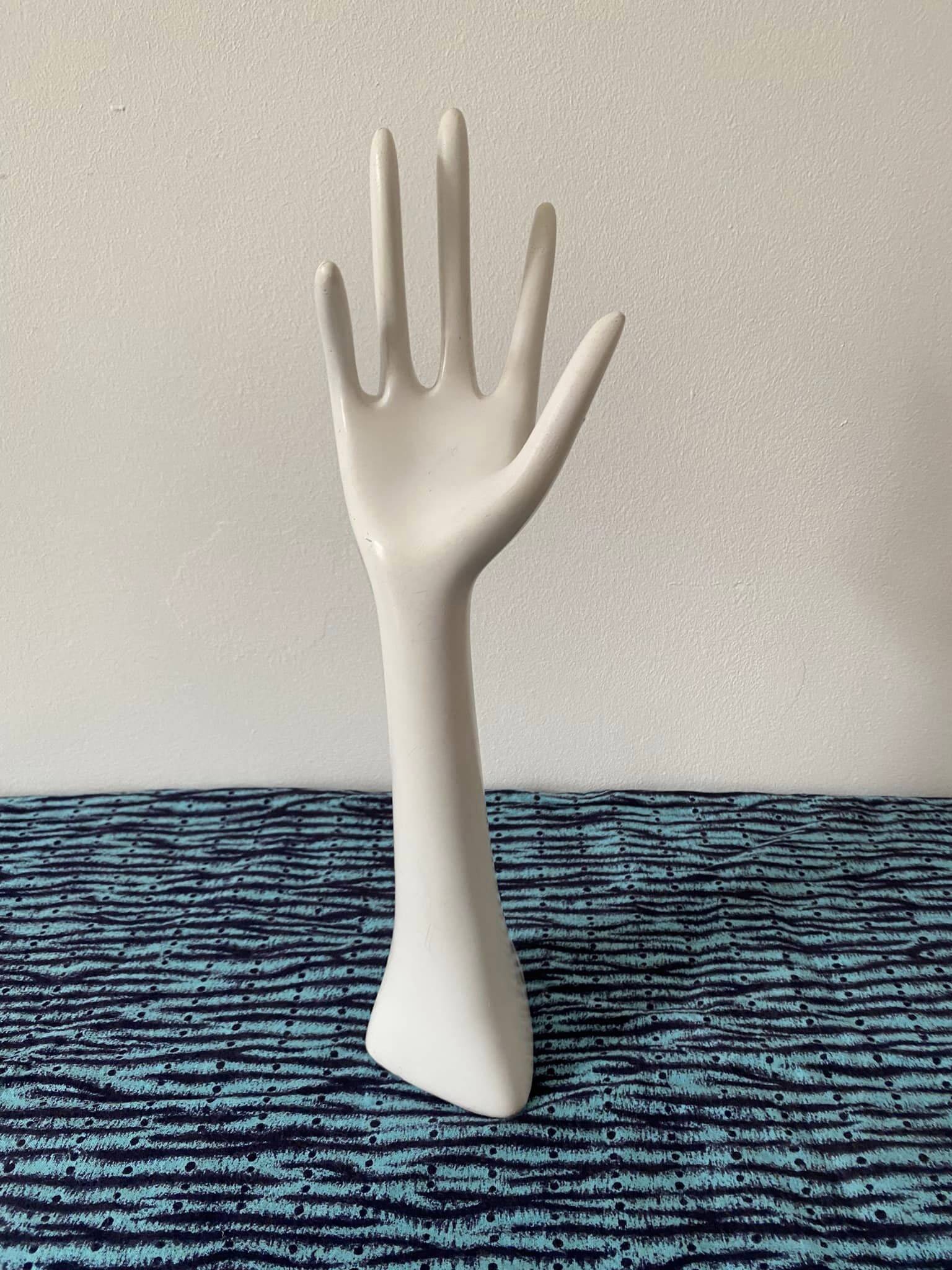 Grande main baguier blanche