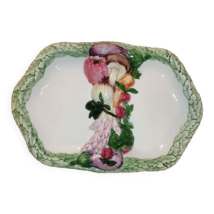 Plat en barbotine signé peint