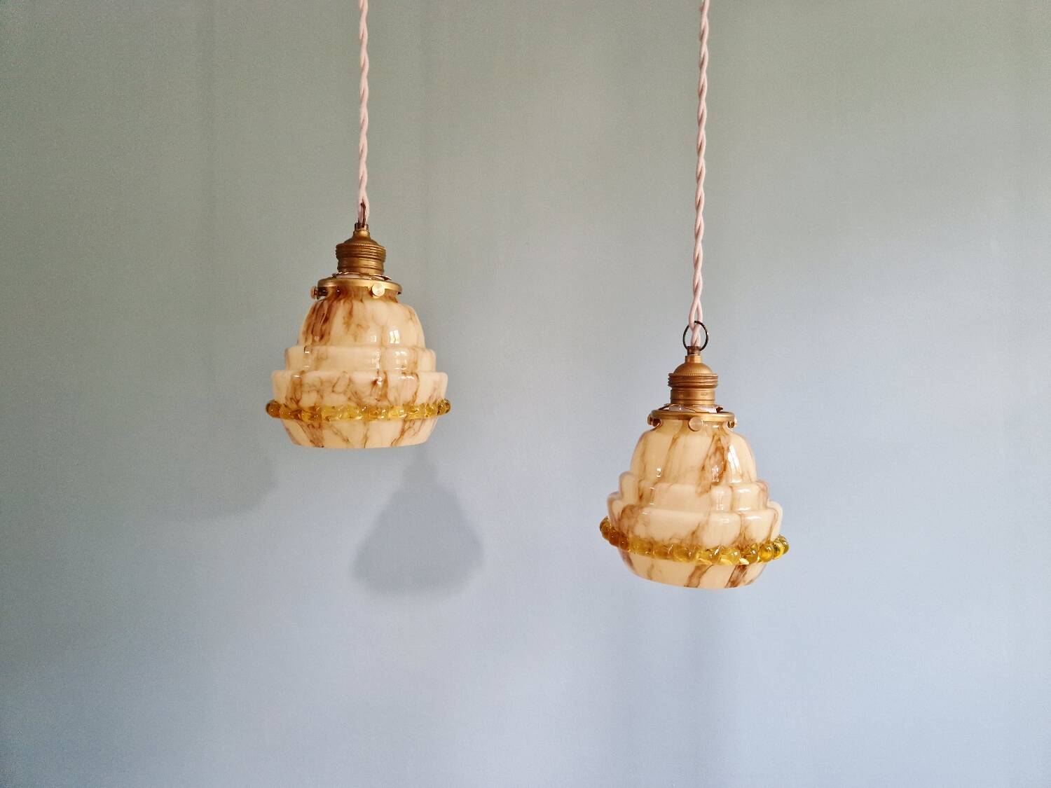 Duo de suspensions Art Déco en opaline et ouraline, 1920-30