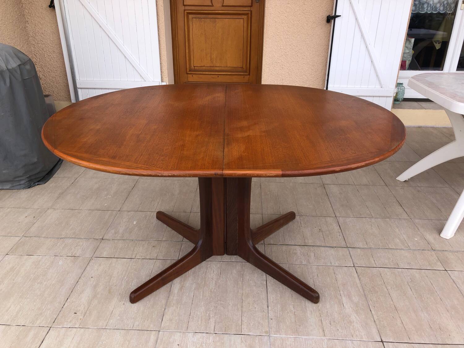 Baumann oval table in solid teak