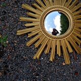 Miroir Soleil Sunburst œil de sorcière en résine doré style mid-century