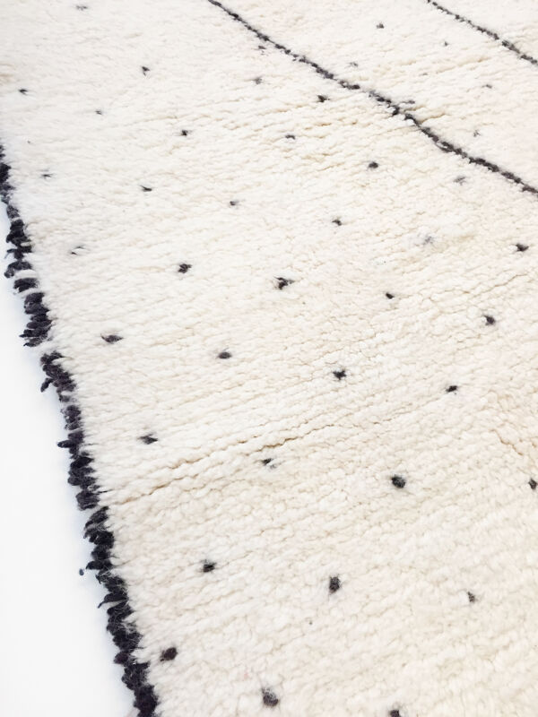 Tapis berbère Beni Ouarain écru à pois et motifs noirs 235x157cm