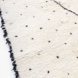 Tapis berbère Beni Ouarain écru à pois et motifs noirs 235x157cm
