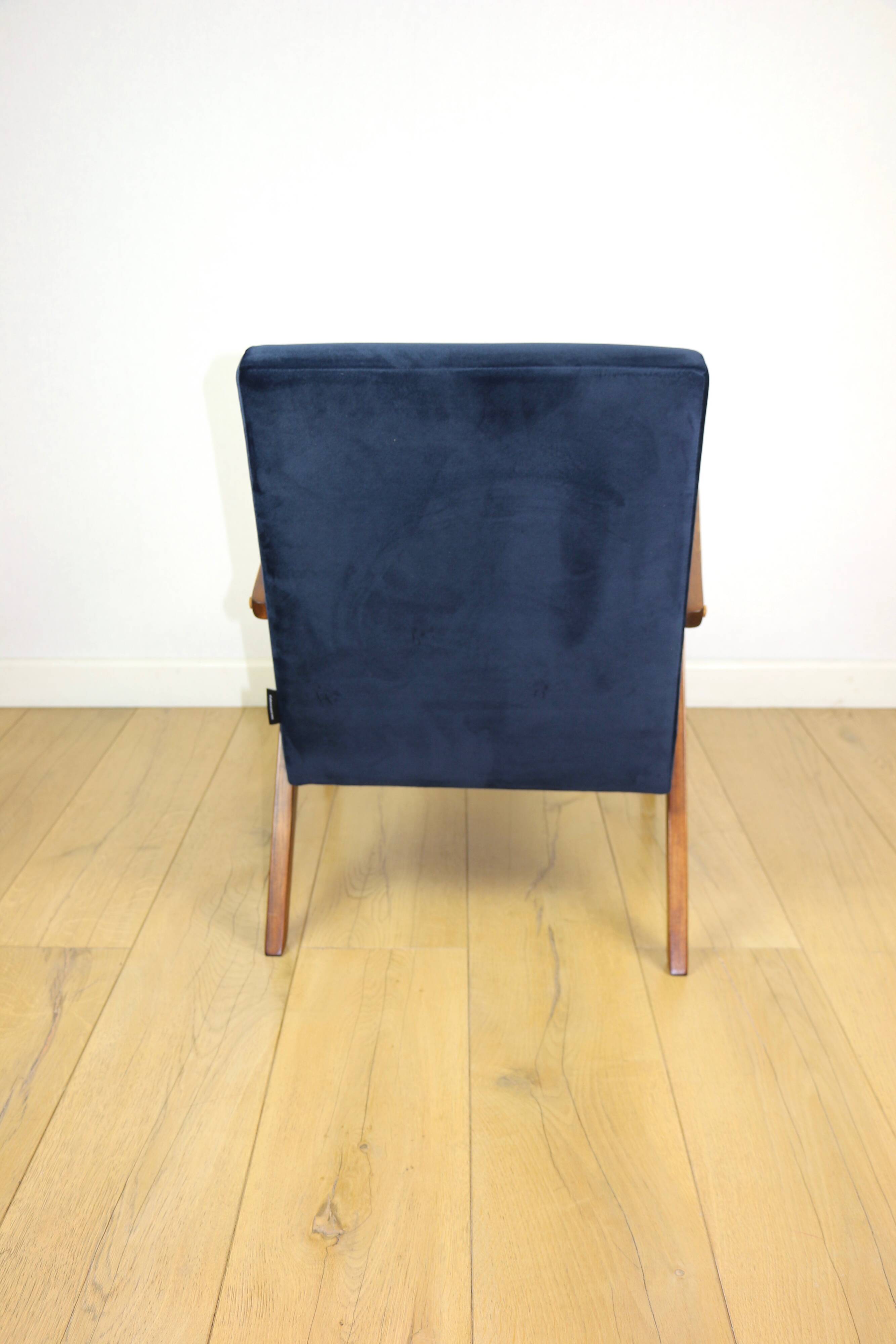 Fauteuil classique Var B-310 vintage des années 1960 en velours bleu marine - bois foncé - 2 pièces disponibles