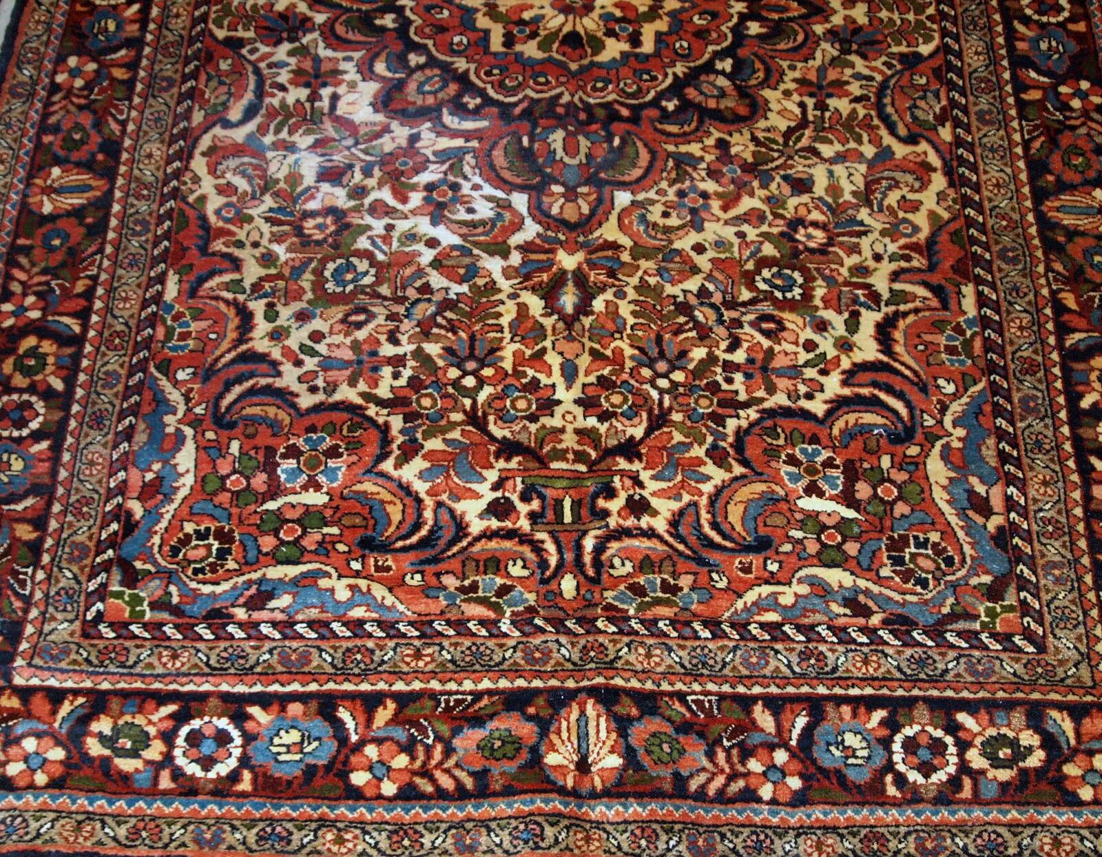 Handmade antique Persian Sarouk rug 3.1' x 5.2' (94cm x 158cm) 1900s