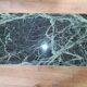 Table basse en marbre vert et laiton