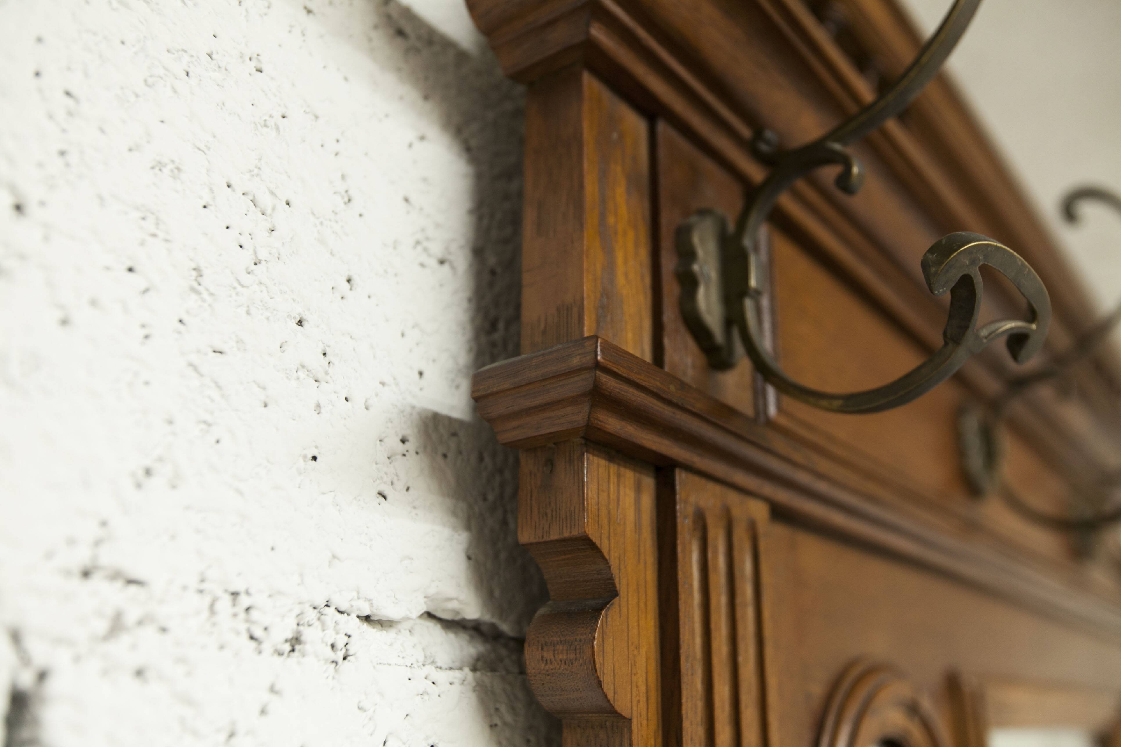 Vestiaire Napoléon III en noyer fin 19e, 3 miroirs, marbre, 8 patères