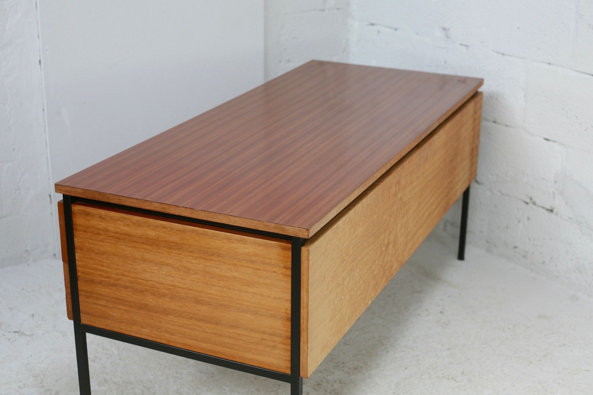 Desk 620 by Pierre guariche, Huchers Minvielle, France, circa 1955