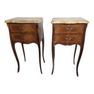 Paire de tables de chevet galbées style Louis XV en marqueterie
