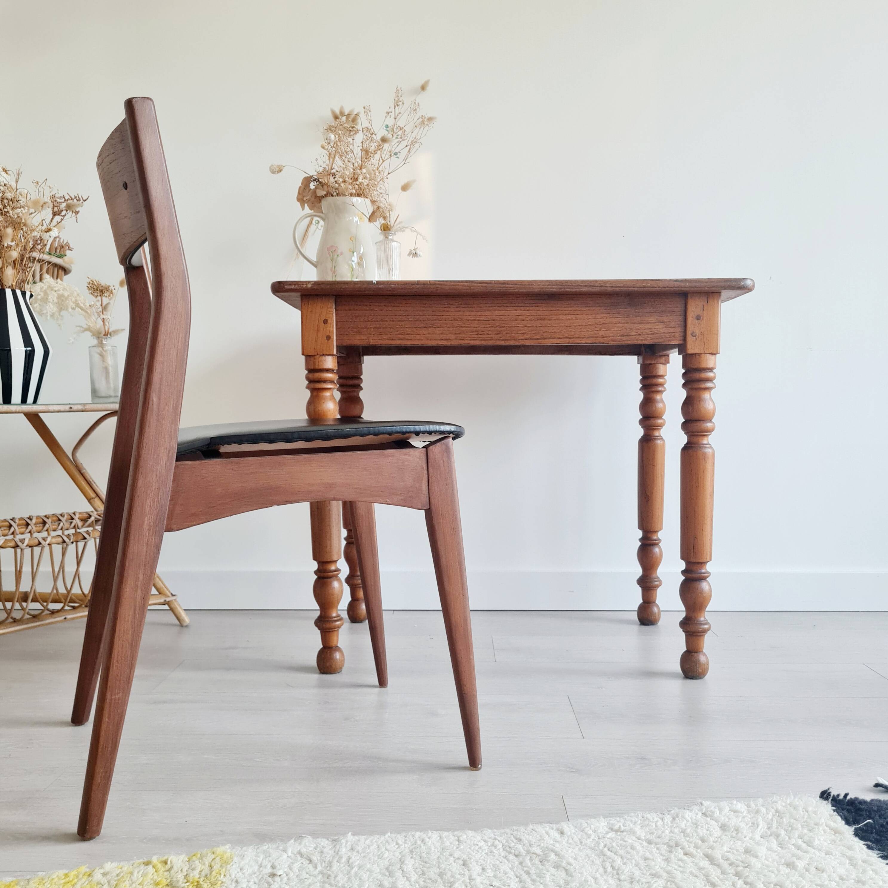 Table ancienne - bureau en bois massif pieds tournés