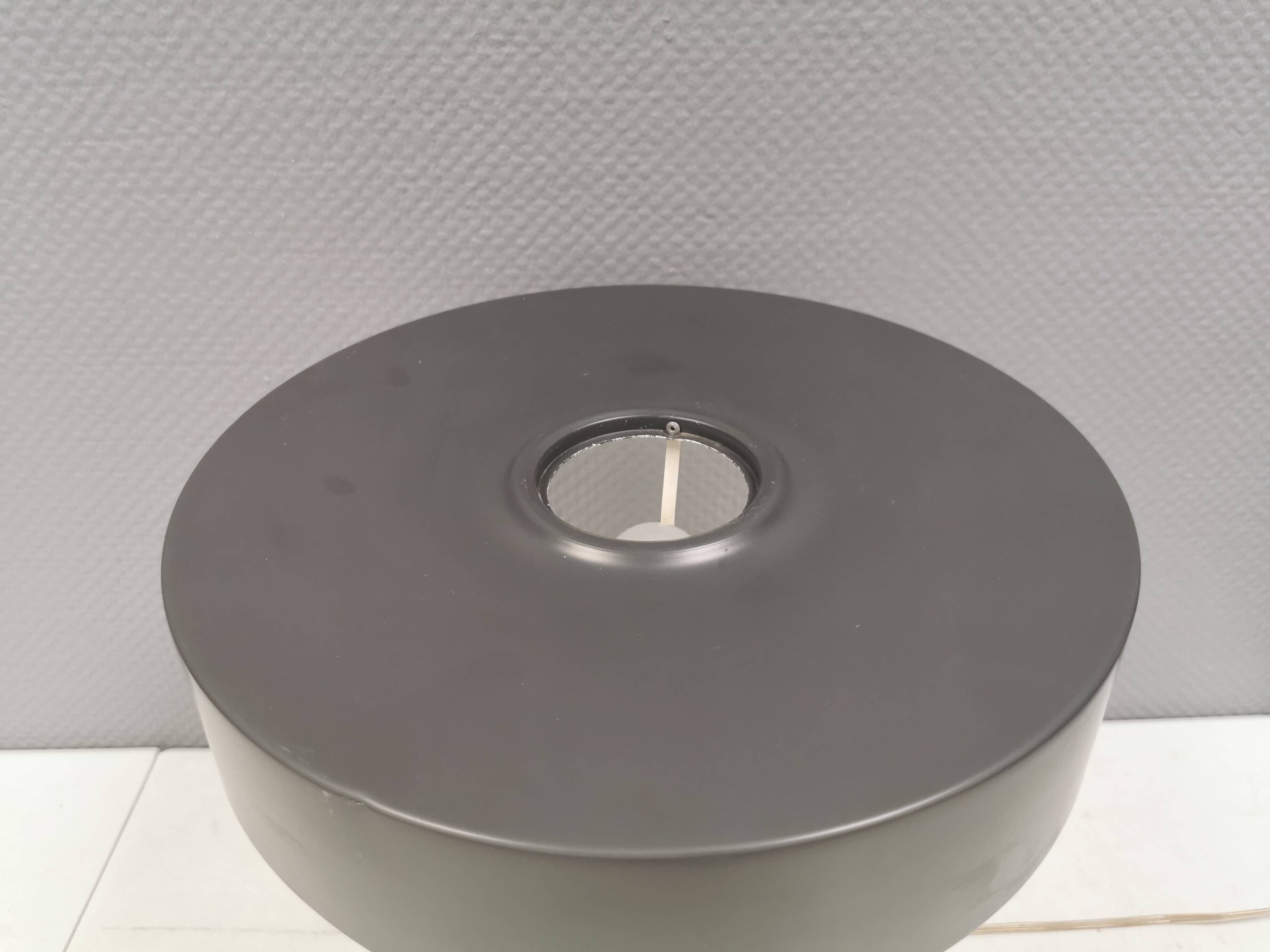 Lampe de table danoise avec une base en laiton massif et un abat-jour en métal laqué gris.