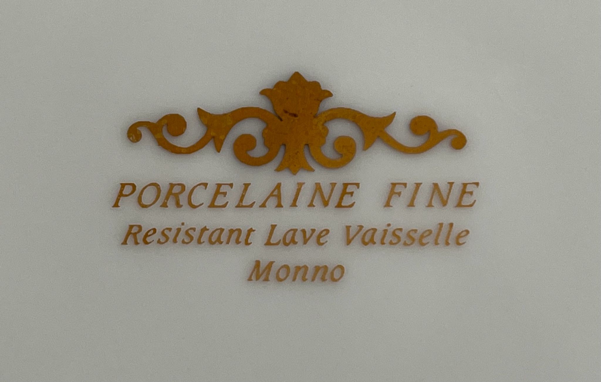 2 assiettes de présentation en porcelaine