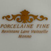 2 assiettes de présentation en porcelaine
