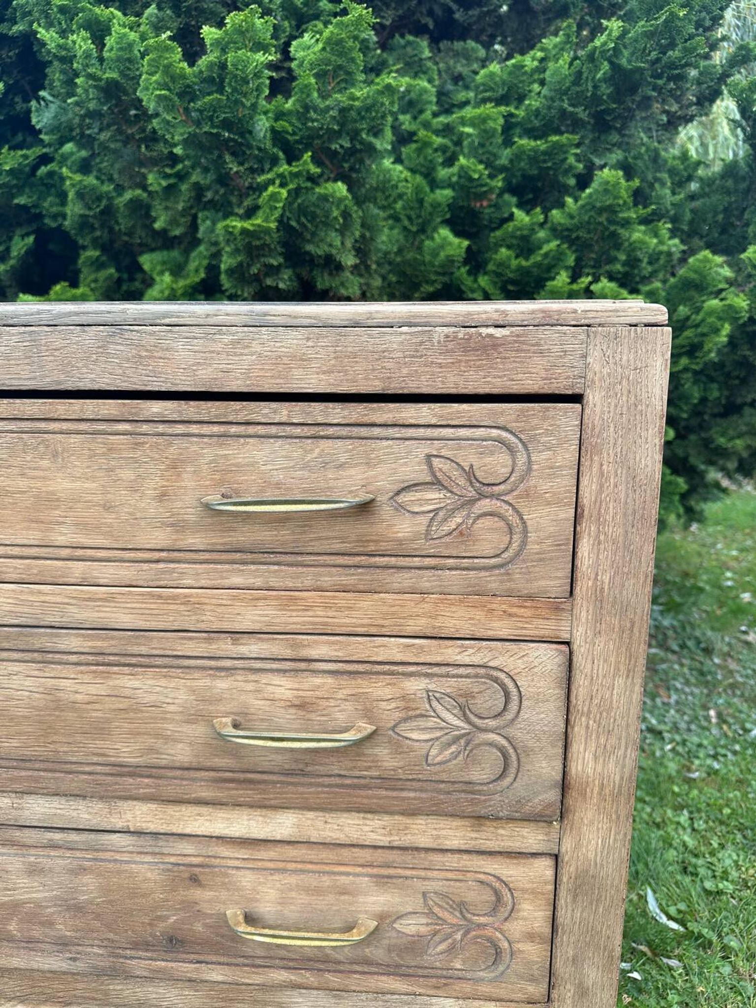 Commode vintage en bois massif sculpté – 4 tiroirs