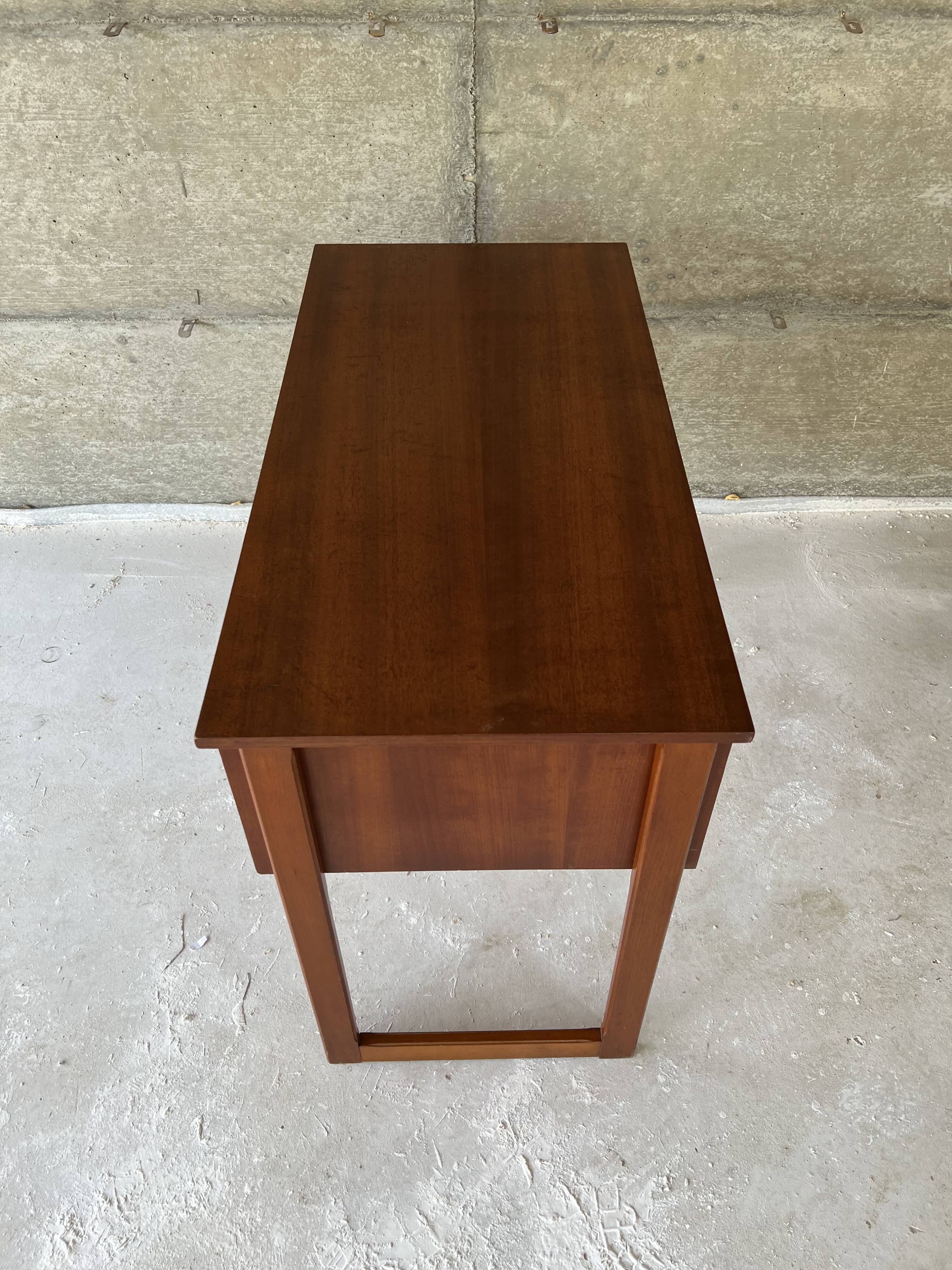 Scandinavian office of the 60s with sleigh feet