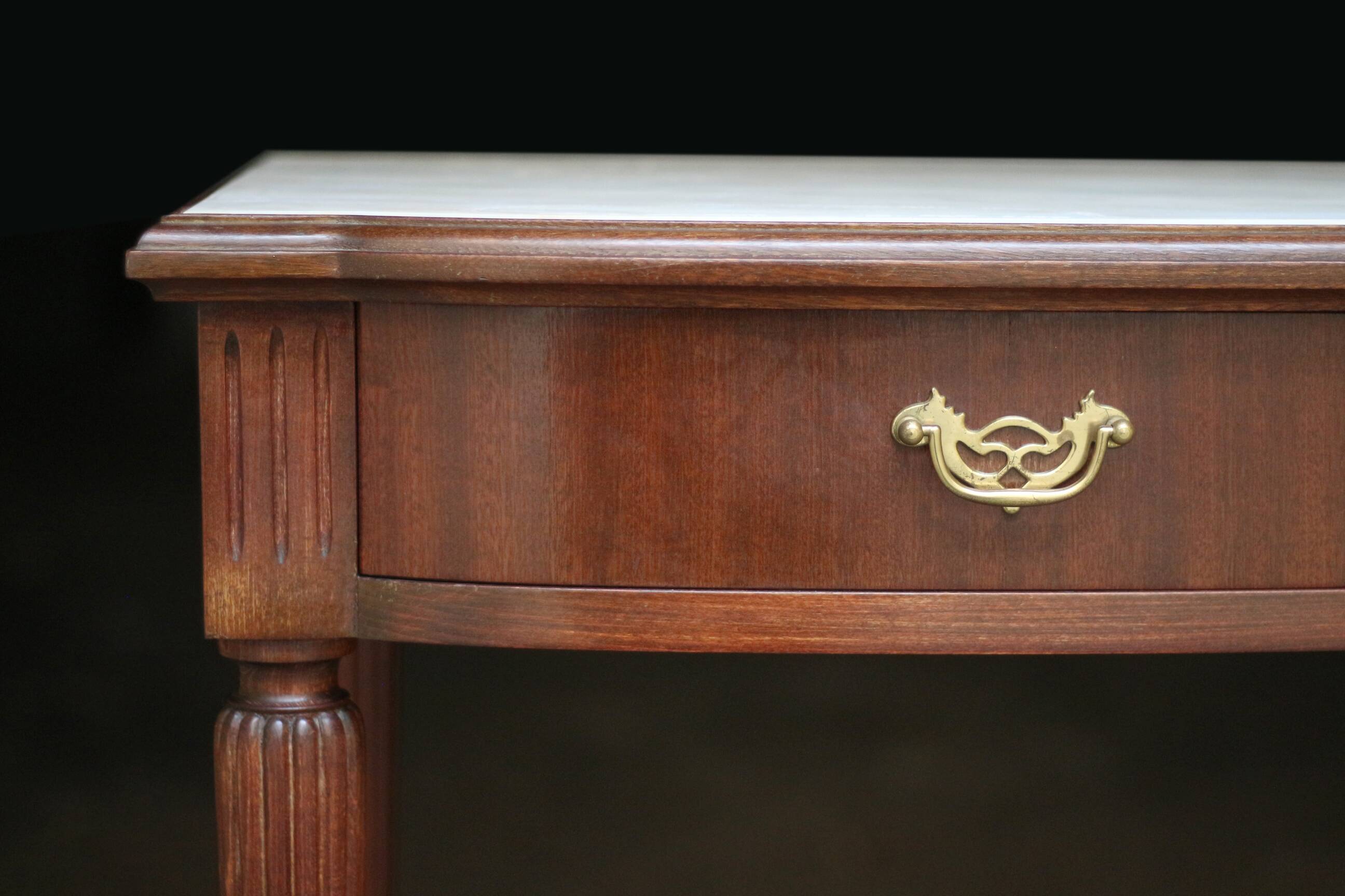 Superb mahogany and marble console table (early 20th century).